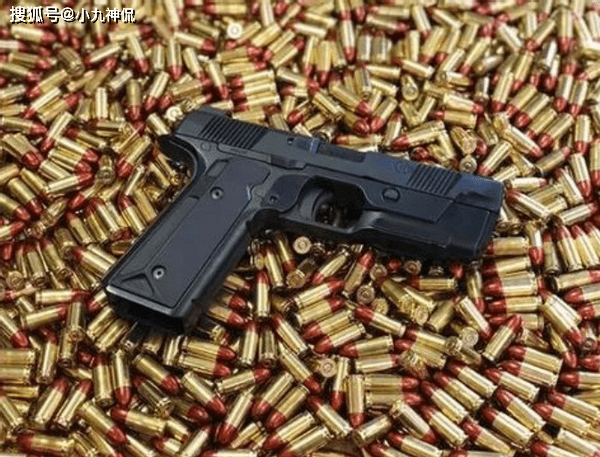 名为p50的新式手枪,这款手枪主要采用了p90冲锋枪的双排式弹匣设计,不