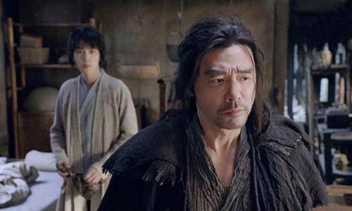 剧中68岁钟镇涛饰演的是唐昊这个角色,他是男主角唐三的父亲,是圣魂村