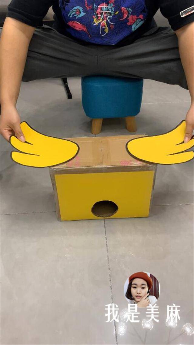 爸爸用快递纸箱做个大公鸡孩子不停地跳来跳去就像下蛋一样