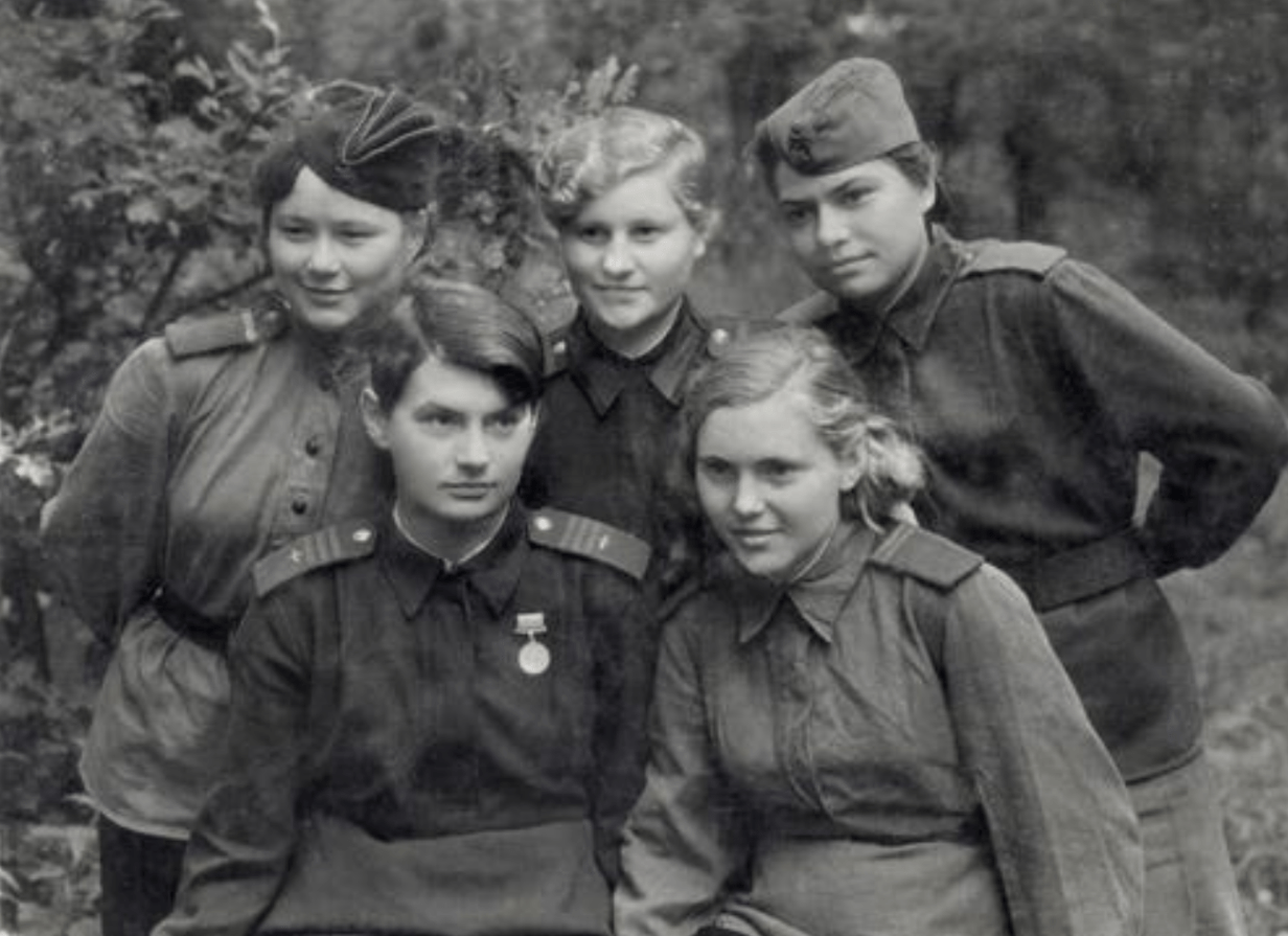 苏联专家睡中国女 国军军官玩下级女兵