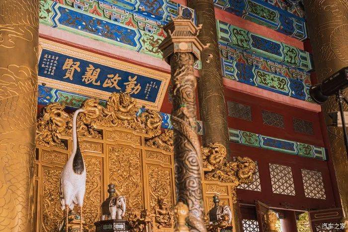 走进大殿内,被庞大的勤政亲贤与殿内高大的皇位惊叹到!