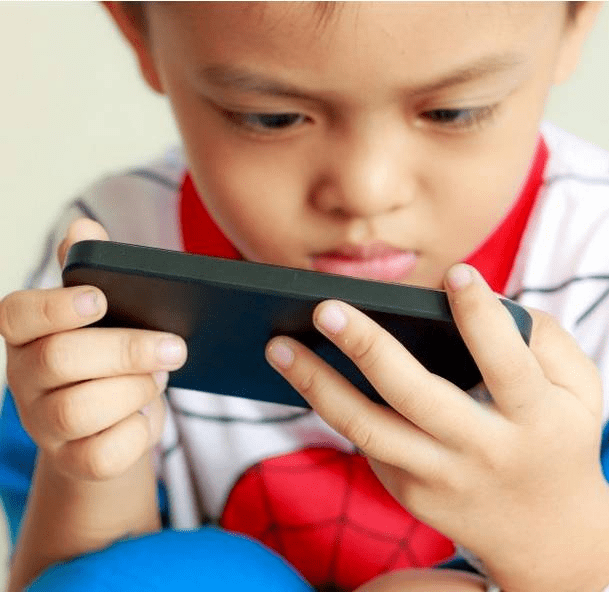 过年玩手机的小孩 16f72e8dbf684d9d82a213d26c4596b3.png