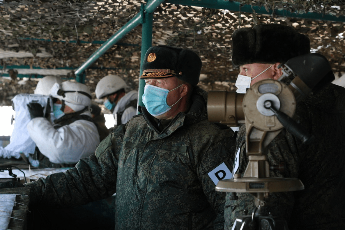 俄罗斯装甲部队在库兹巴斯进行训练,坦克在雪地驰骋,现场震撼!