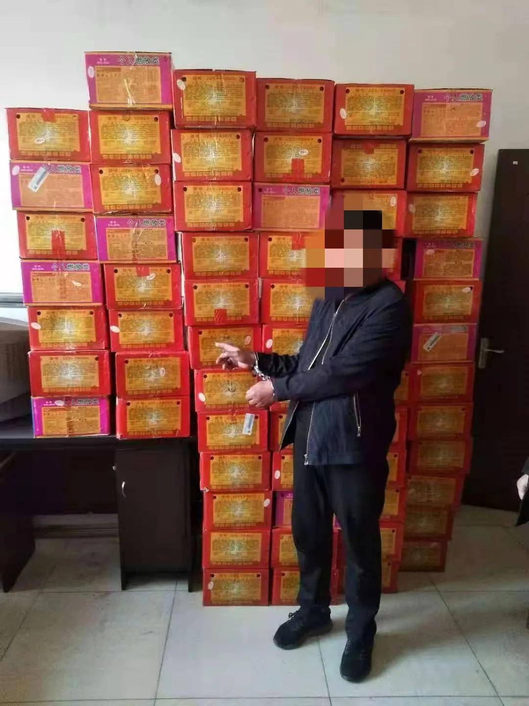 案件,当场将违法行为人赵某和田某抓获,缴获开天雷63箱