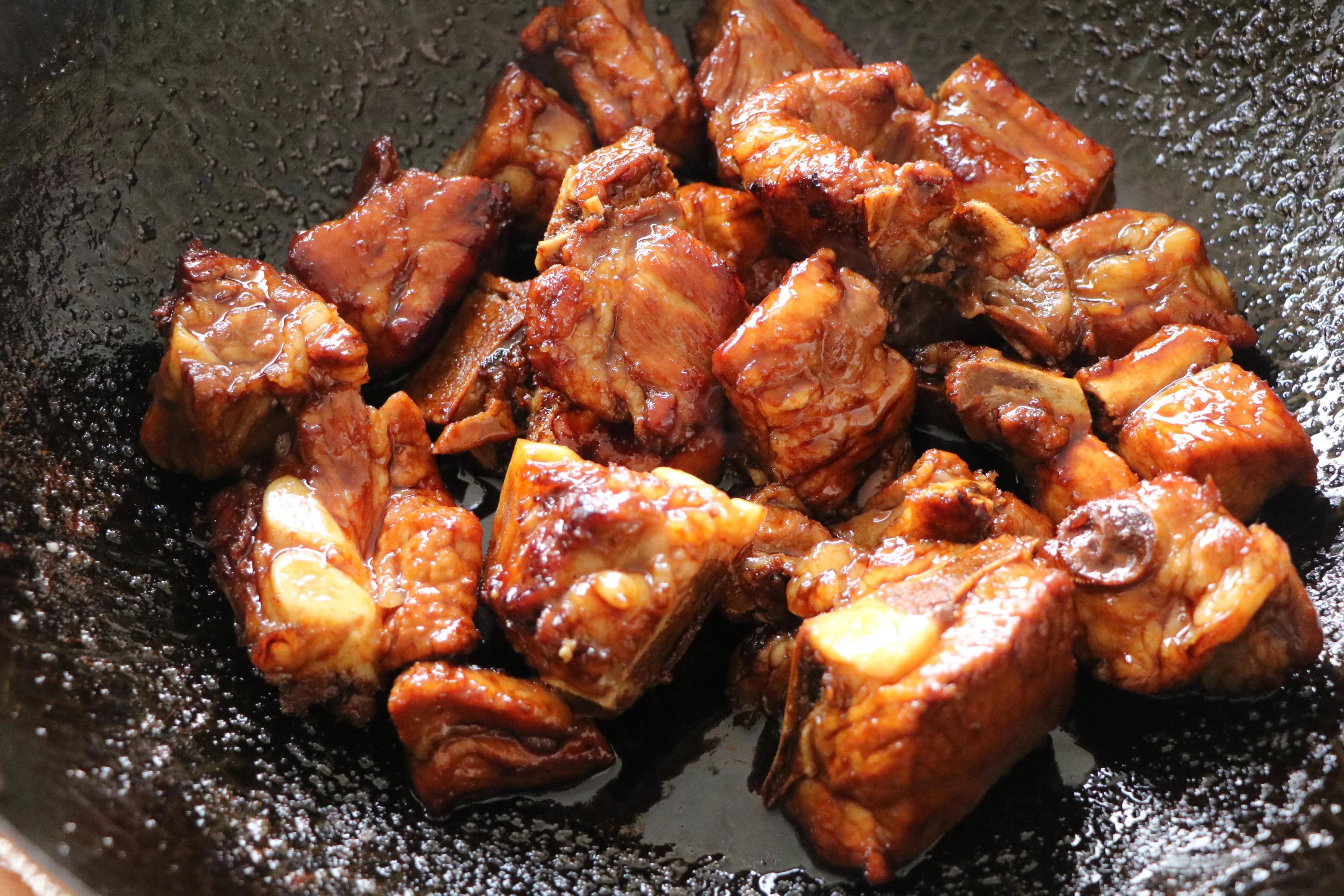 除夕年夜饭,孩子最爱的糖醋排骨,不用油炸,一碗料汁就搞定!