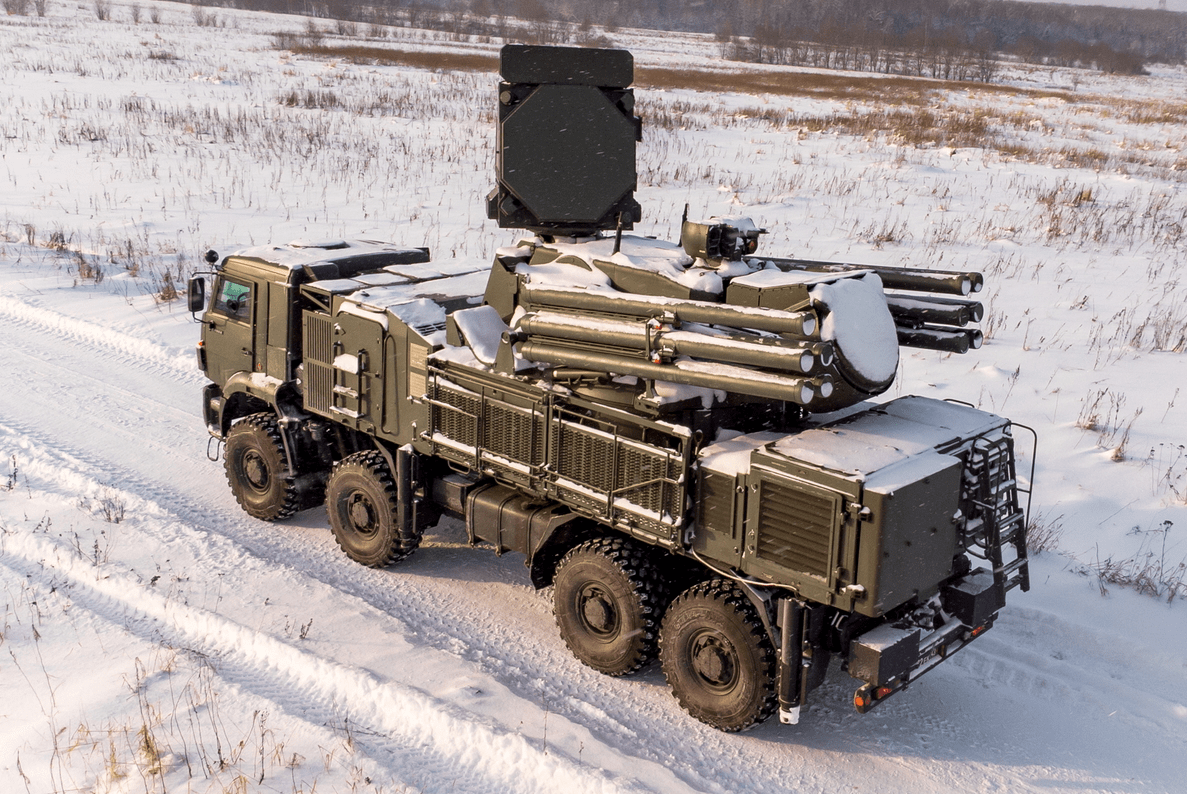 在列宁格勒,俄军士兵冒雪进行s-400防空系统训练,弹炮一体车伴随护卫!