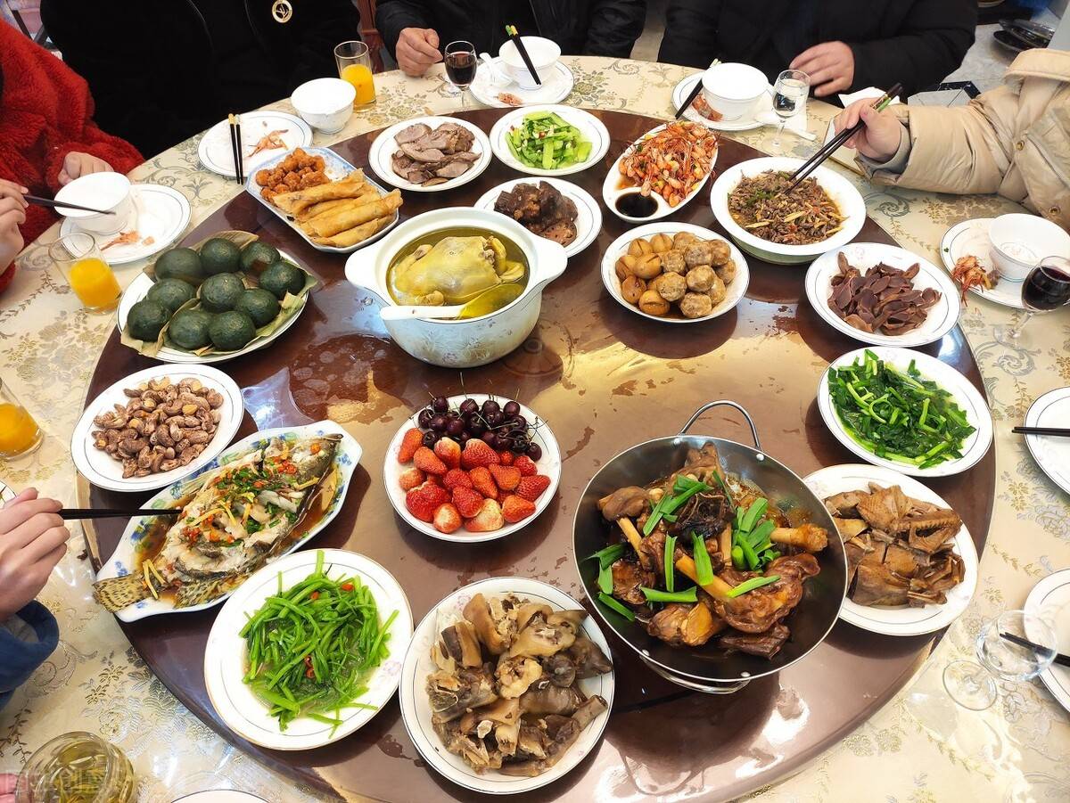 网友晒就地过年的年夜饭,家家温馨又丰盛,最后一家让人眼前一亮