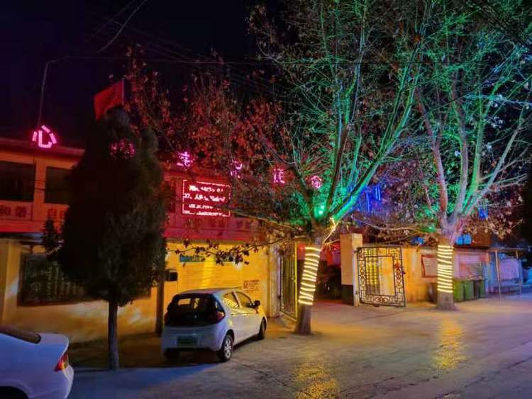 巩义市八陵村彩灯璀璨迎新春浓浓年味扑面来