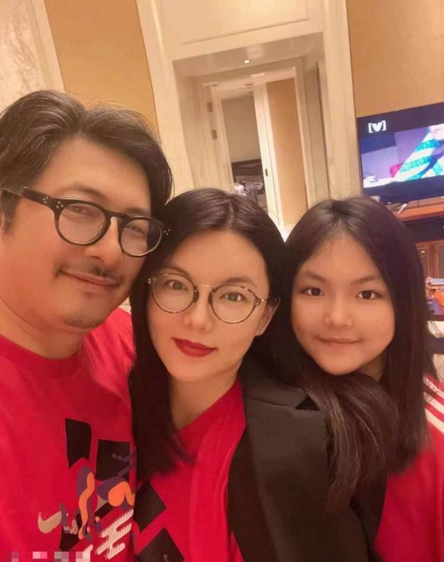 王岳伦第一时间转发了李湘的庆生照,甜蜜表白"生日快乐!