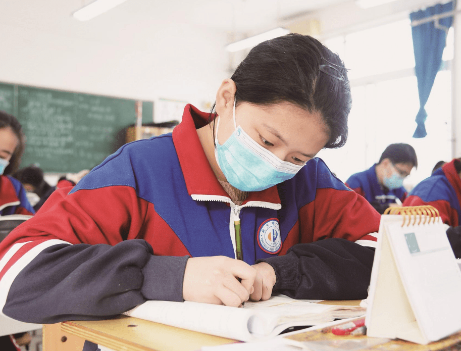 确定延迟开学，多所学校公布了最迟返校时间，此外学生迎来坏消息_燕上