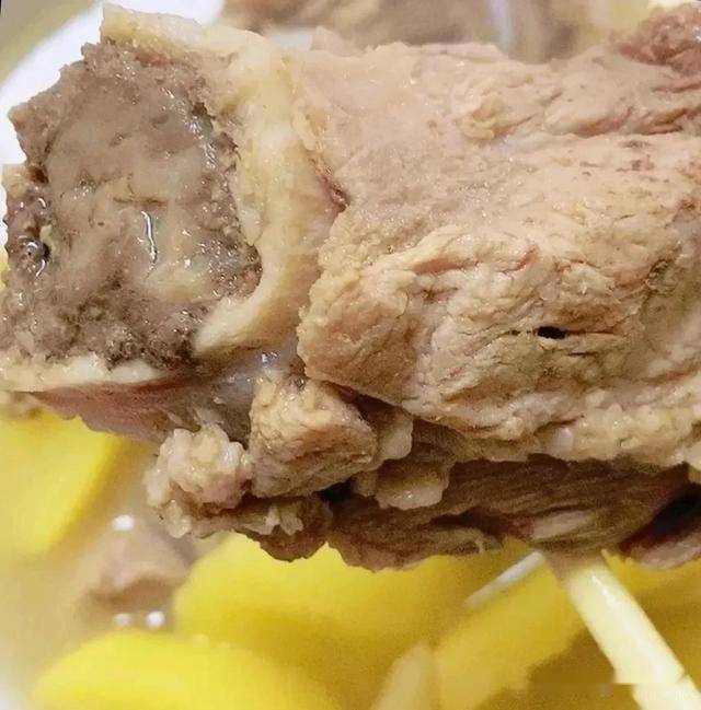 女人的护肤品,钙含量是奶粉的2倍,熬汤喝奶白"补脑"_骨髓