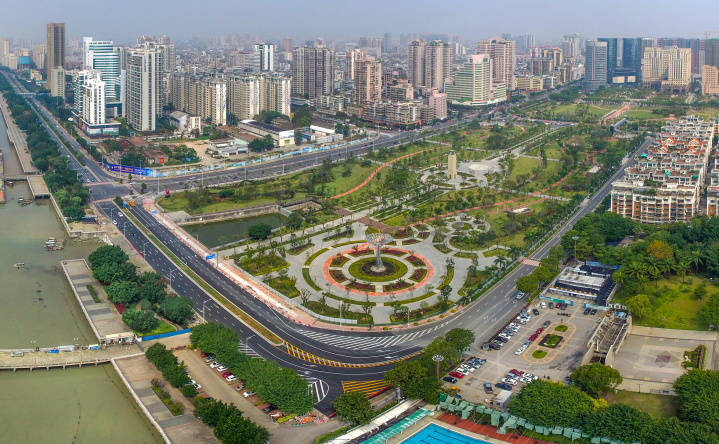 汕头市龙湖区的GDP_这里是汕头,一分钟看40年巨变(2)