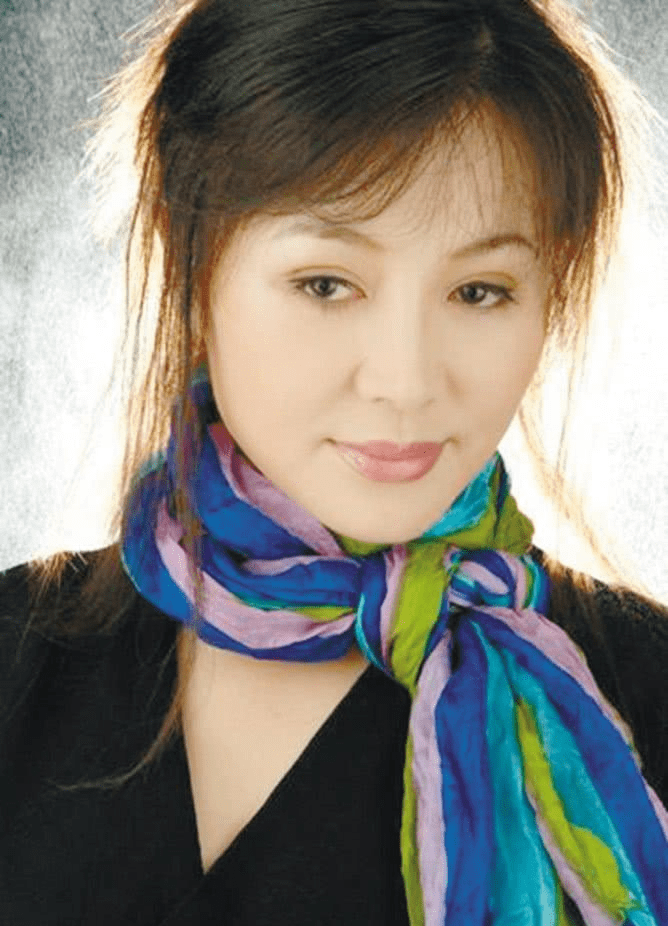 31岁出道成名,嫁富二代却惨遭家暴出轨,今55岁成身价上亿