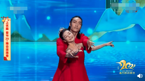 时而,如时钟一般,谭元元围绕着张傲月360度旋转,就是过去的365天,寓意