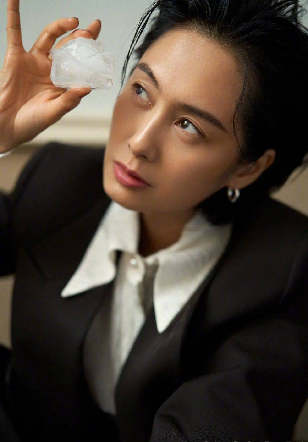 朱茵状态又回来了,穿宽大西装玩转简约风尚,演绎不一样的中性美