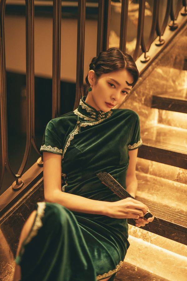 原创傅菁穿旗袍扮军阀太太高开叉剪裁真大胆女团身材惊艳了