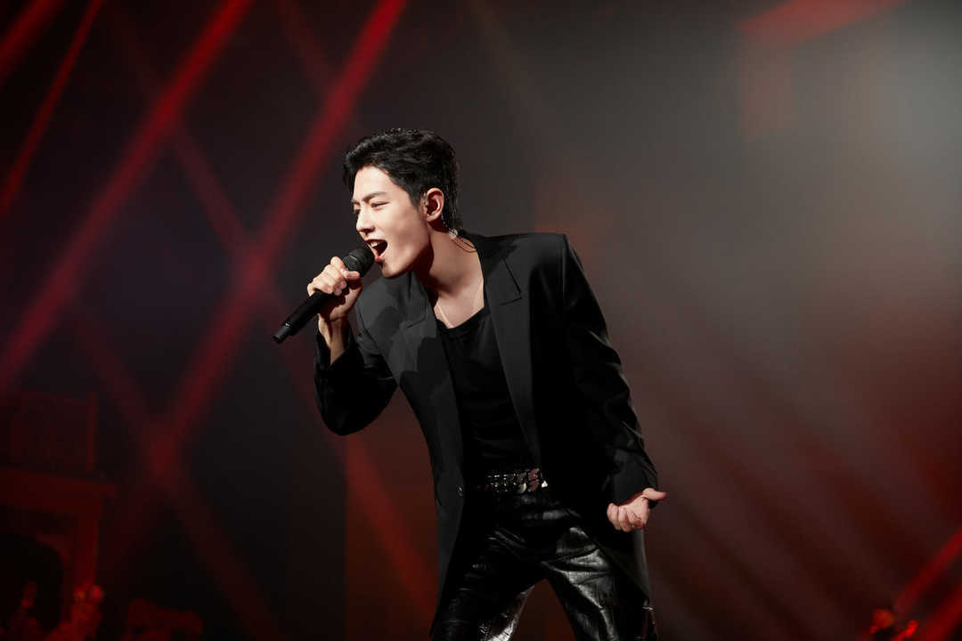 肖战春晚合集摇滚战黑西装加皮裤立麦帅炸唱腔变低沉性感了