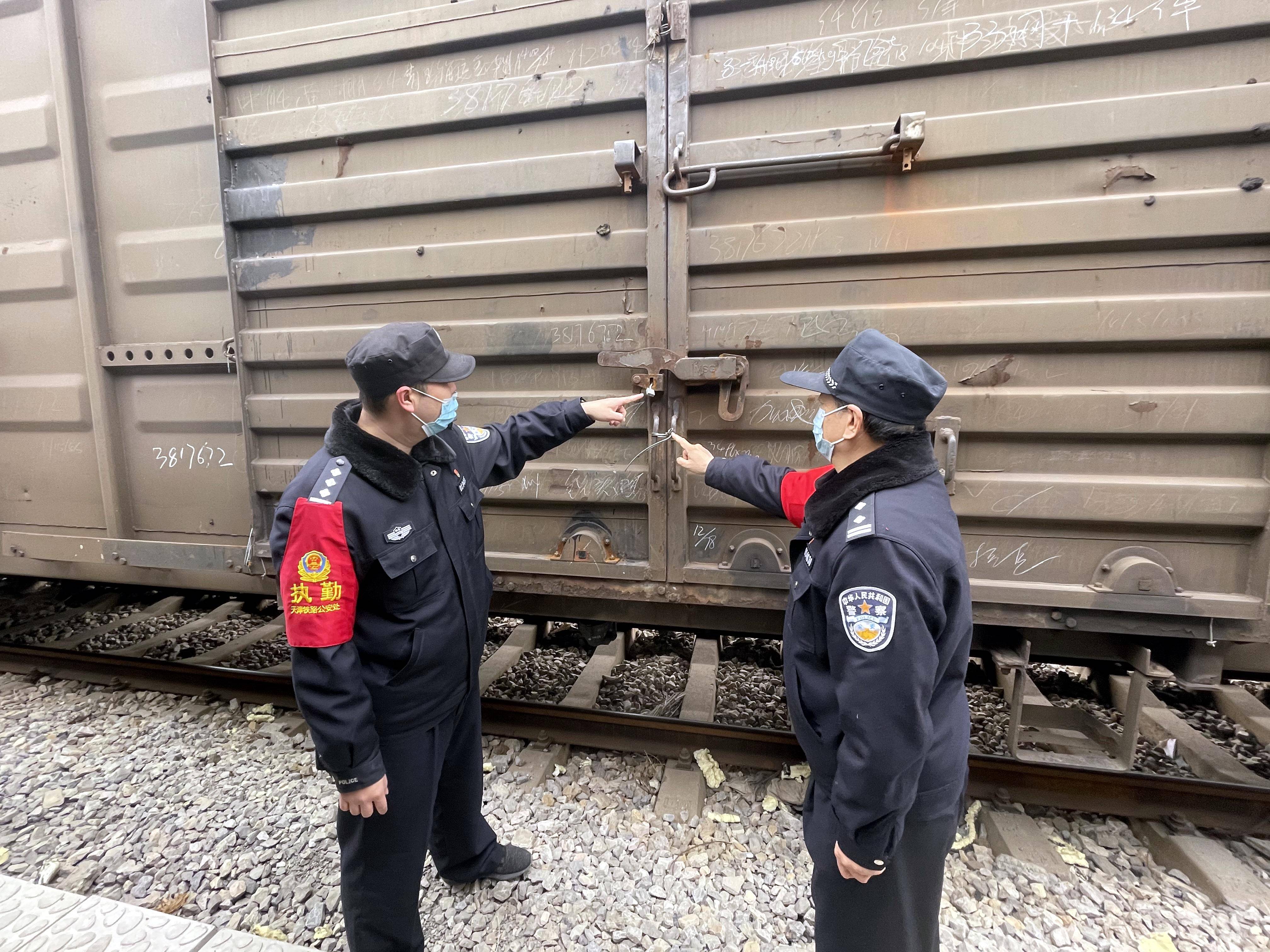 天津铁路公安处民警检查货车车门安全情况