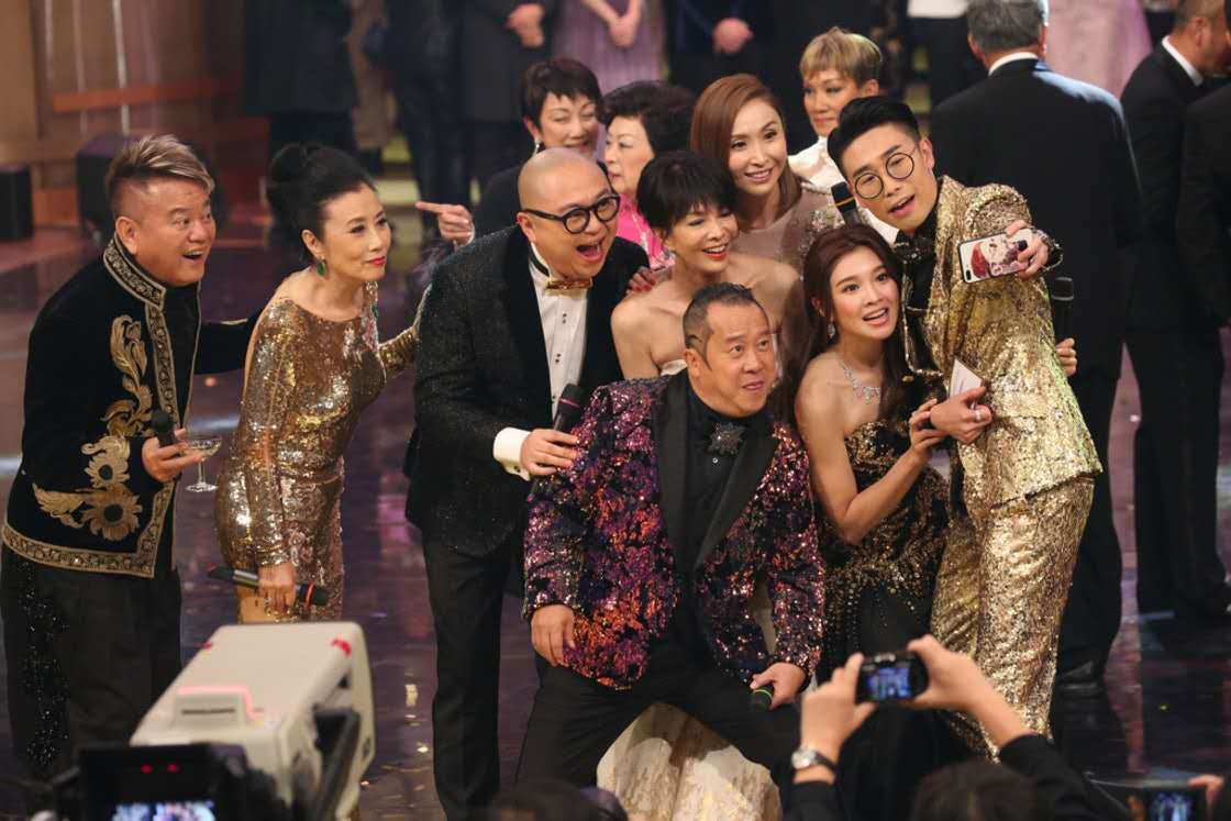 在台庆即将结束的时候,所有的艺人纷纷走上台来谢幕,这个时候汪明荃走