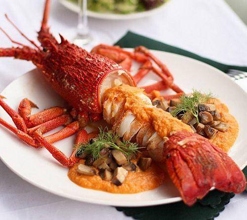 原创去泰国吃海鲜,点8只大龙虾2只螃蟹,结账时却懵了,没算错帐?