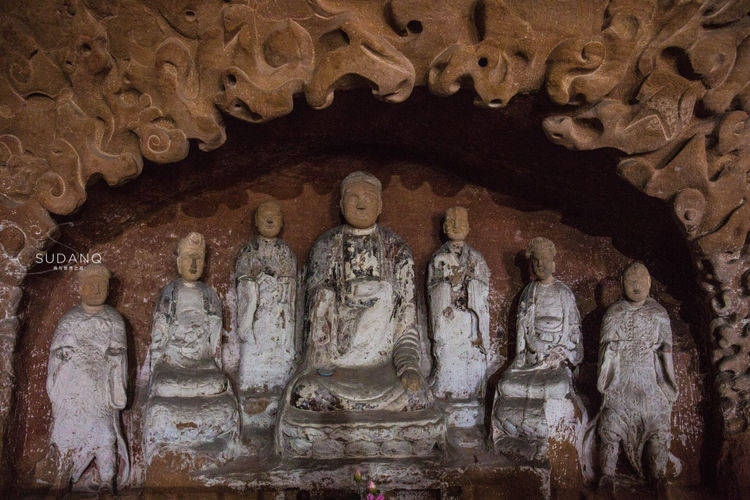 江西藏有千年石窟，堪称国内最大，洞窟内佛像均被涂成白色