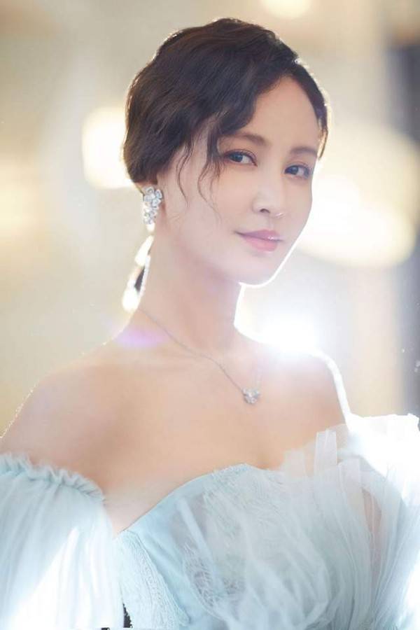 原创张歆艺暴瘦后坐老公腿上拍大片穿低领新年红秀性感袁弘更大胆