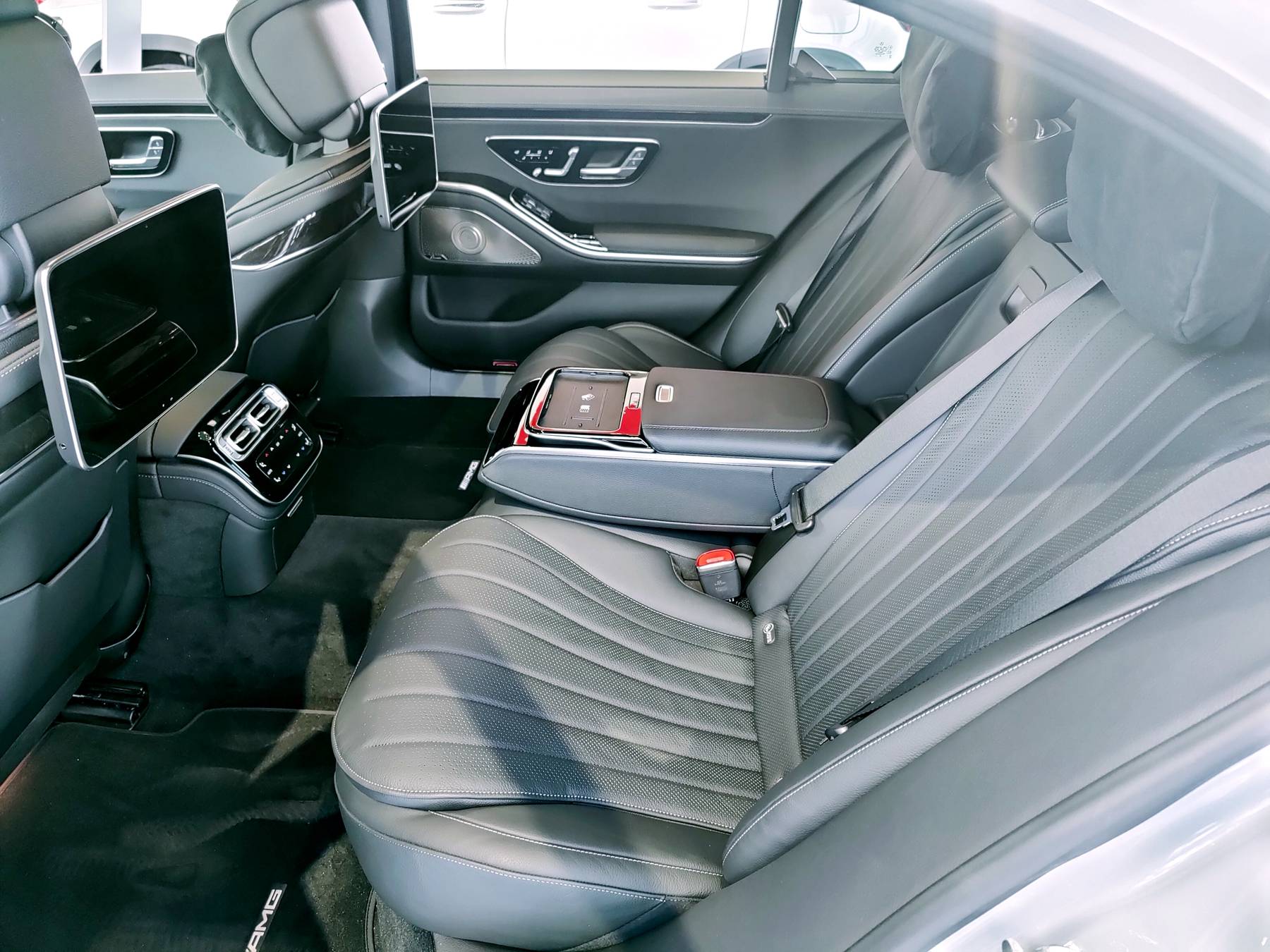 梦想座驾奔驰全新s级到店实拍内饰科技感十足