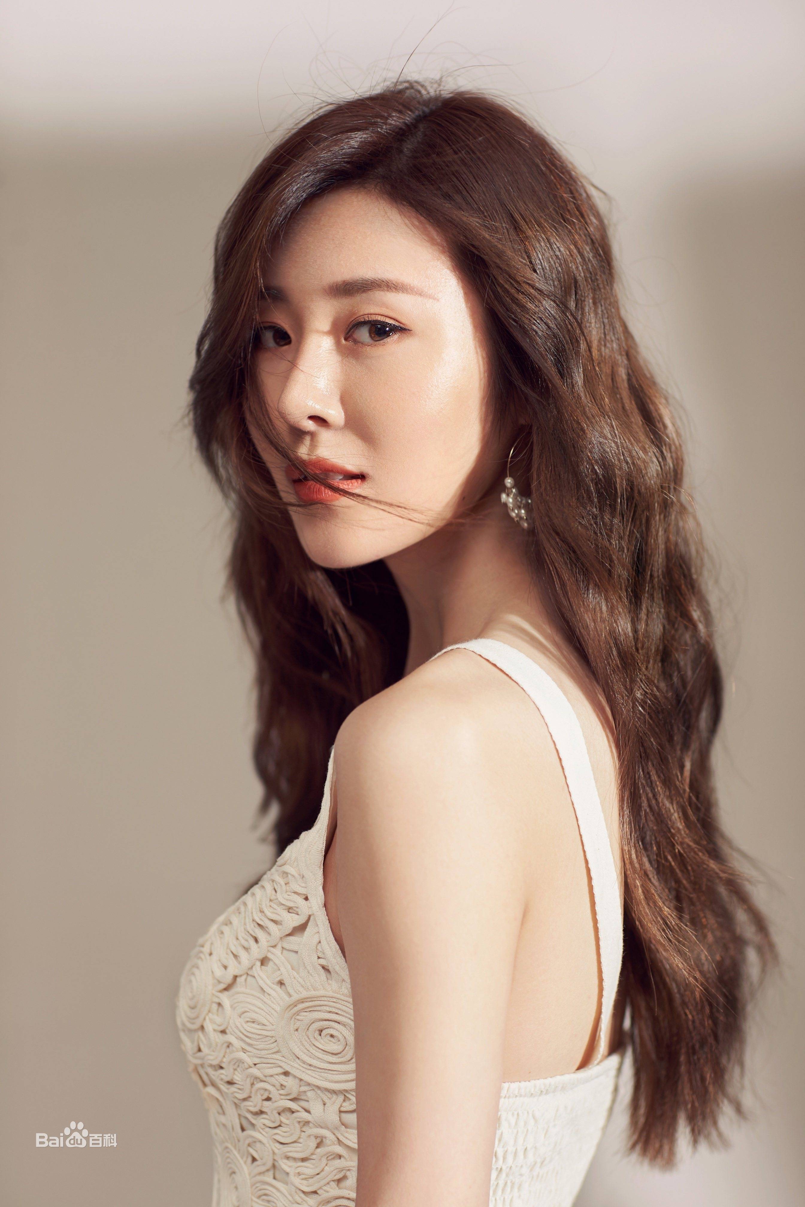 评价她,说她很耐看,感觉与台湾演员明星桂纶镁刚刚出道时的样子很相似