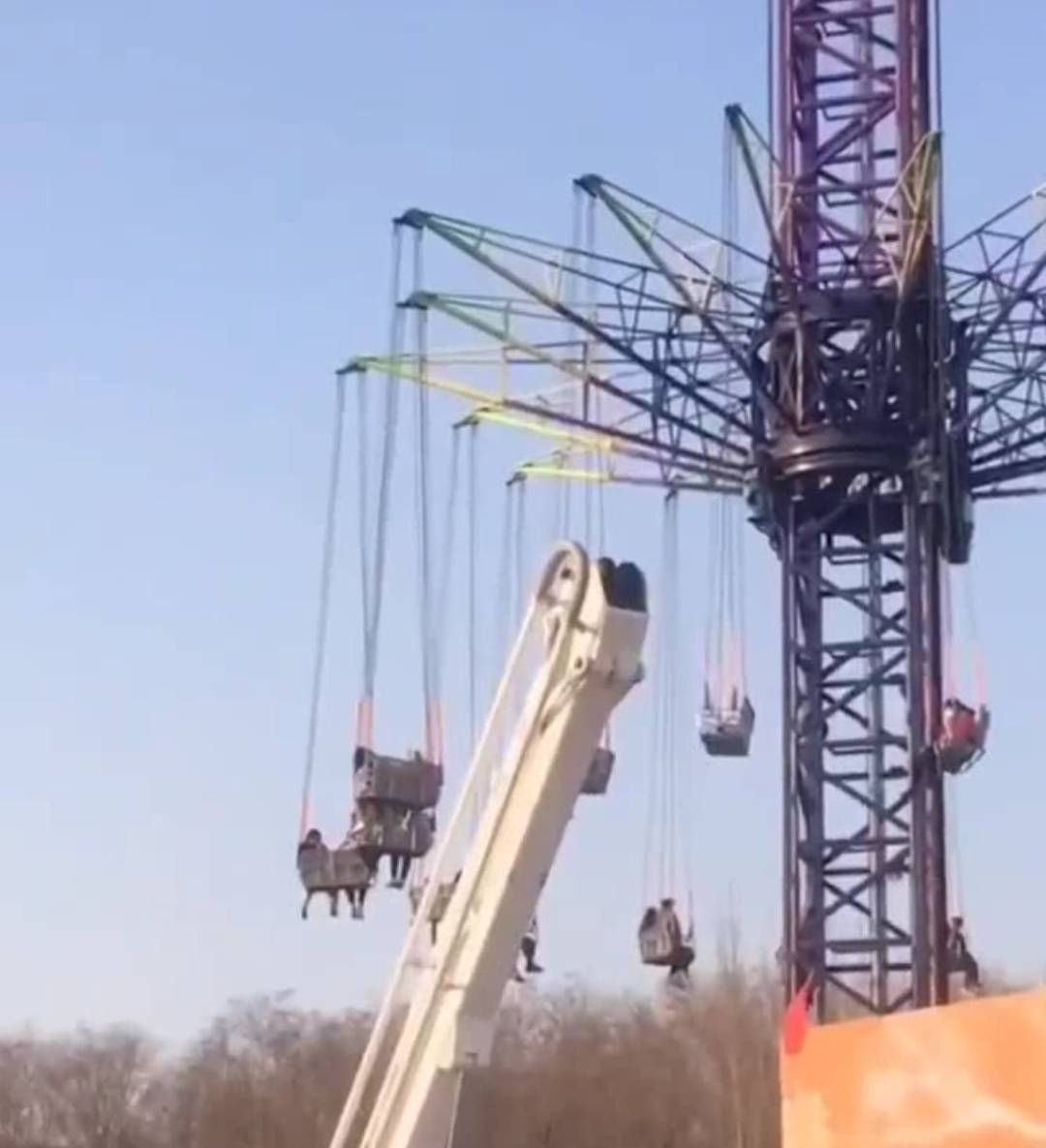 邯郸广平东湖游乐园一游乐设施发生故障，二十多名游客被困空中