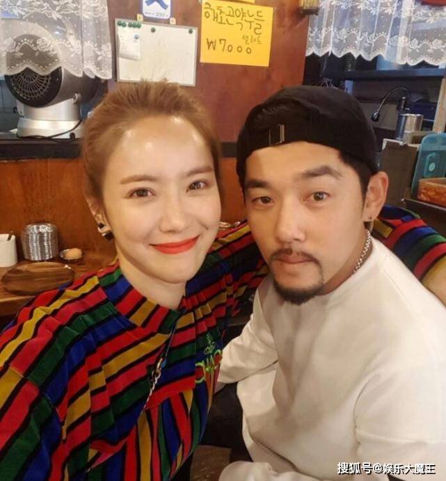 原创刘荷娜穿婆婆裤子躺公公大腿上引争议被老公装隐藏摄像机拍到引