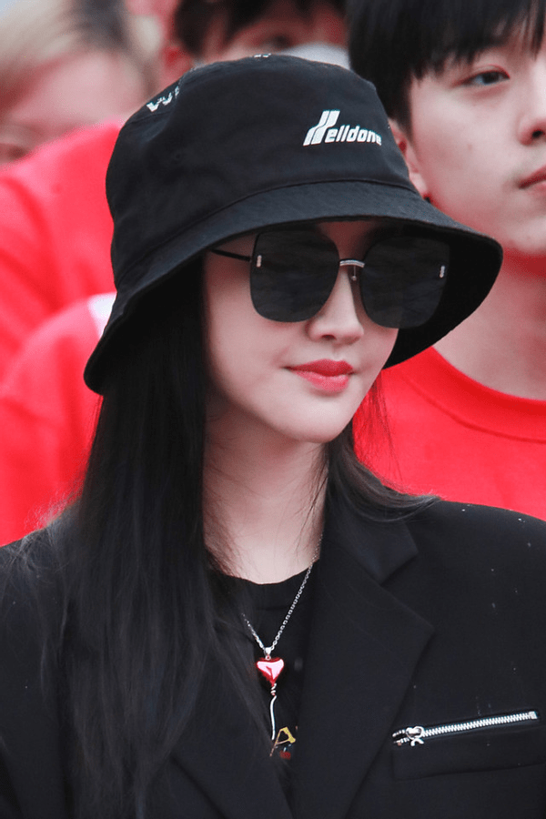 原创景甜真是人间富贵花宽肩西装尽显大佬范身材娇小气势却强