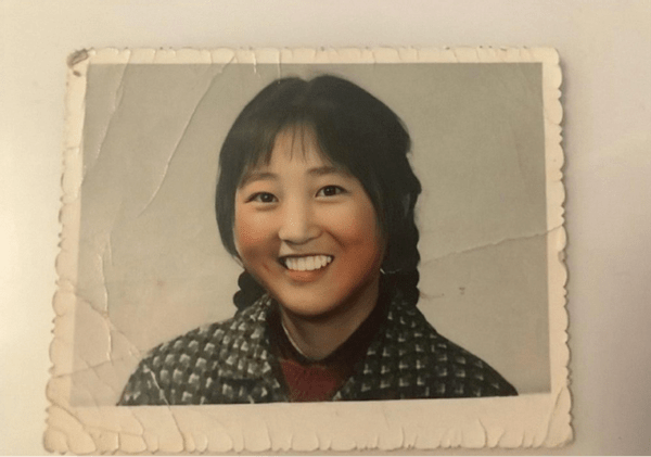工友曝贾玲妈妈李焕英年轻旧照大眼睛高鼻梁像极贾玲面色红润好清纯