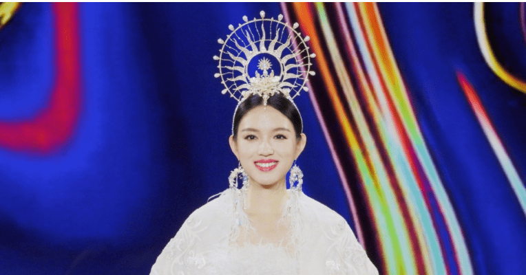 然而,今天的主角另有其人,她便是登上春晚走秀的名模张梓琳.