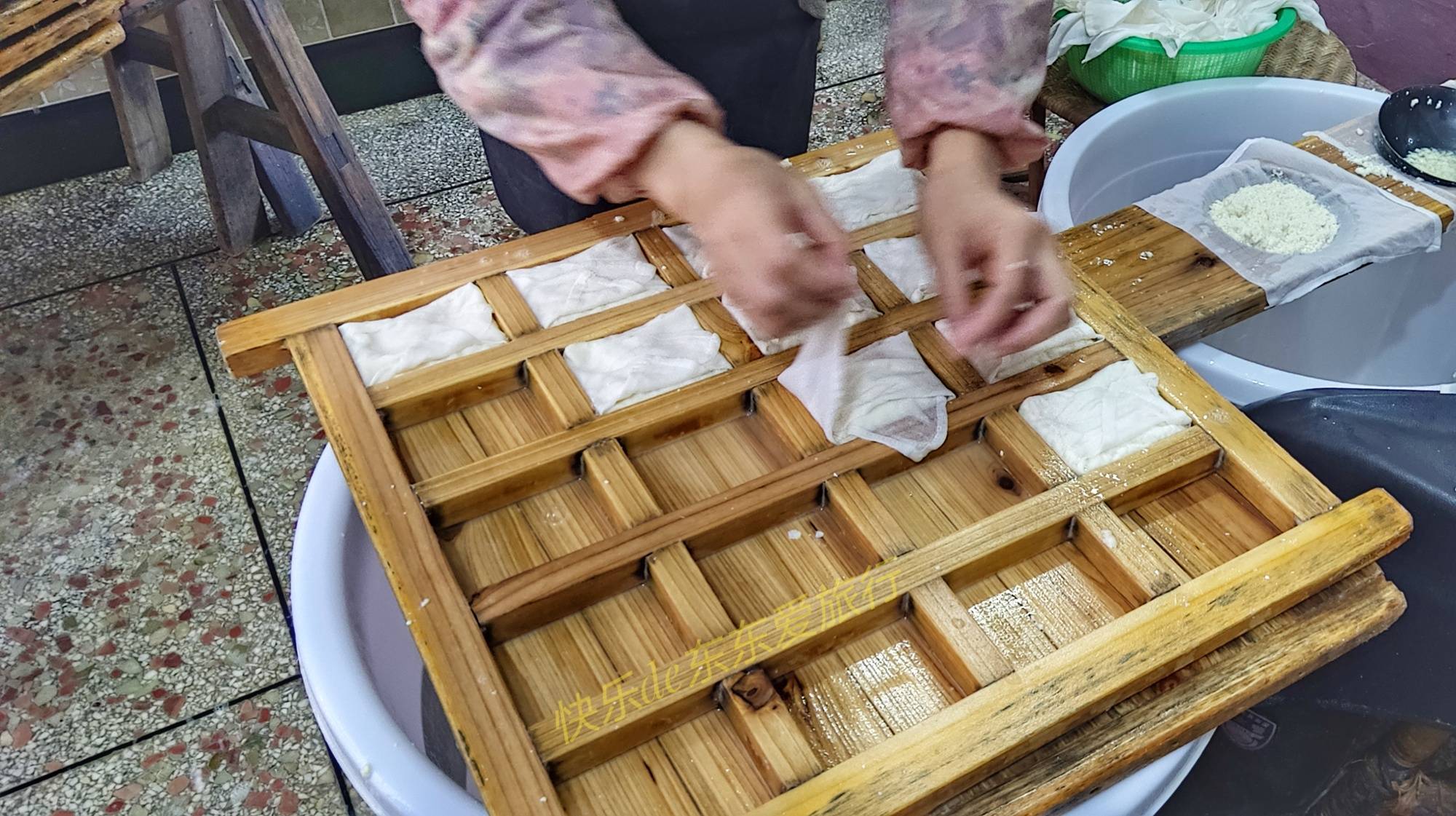 笔者深夜进入多家作坊抓拍客家特产豆干制作探寻其畅销的秘密