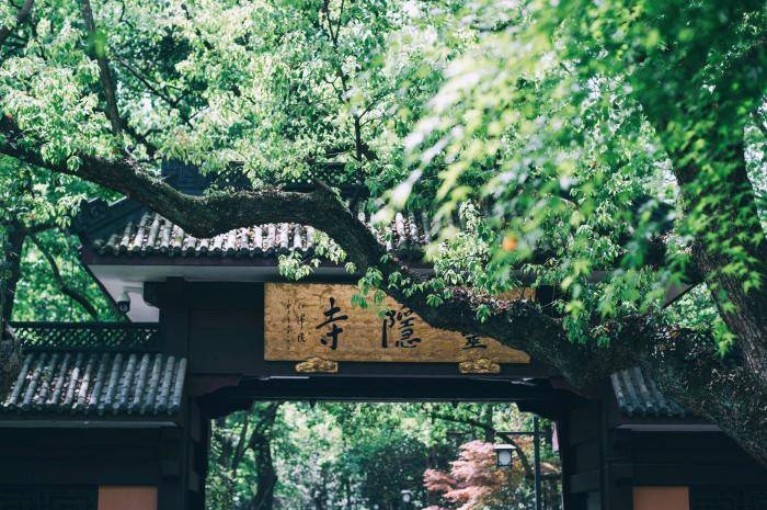 杭州香火最旺盛的一座寺庙，需要门票参观，是江南禅宗“五山”之一