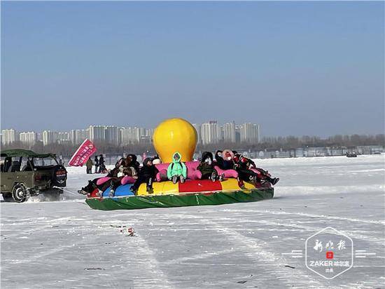 哈市市民游冰雪天地 过快乐春节