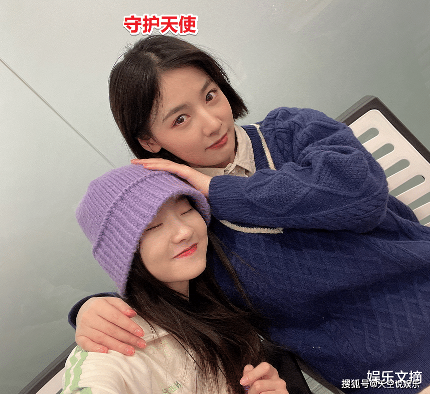 硬糖少女张艺凡晒生日合照c位留给了陈卓璇拍照姿势好销魂