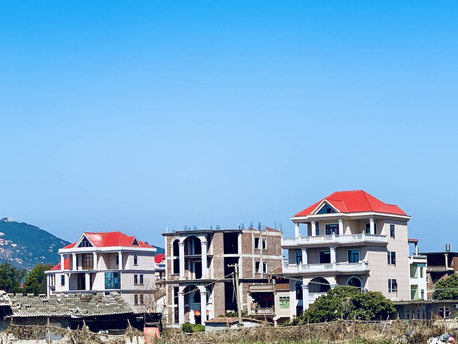 拖垮莆田人的农村豪宅过年排队相亲有房优先选择父辈负债累累