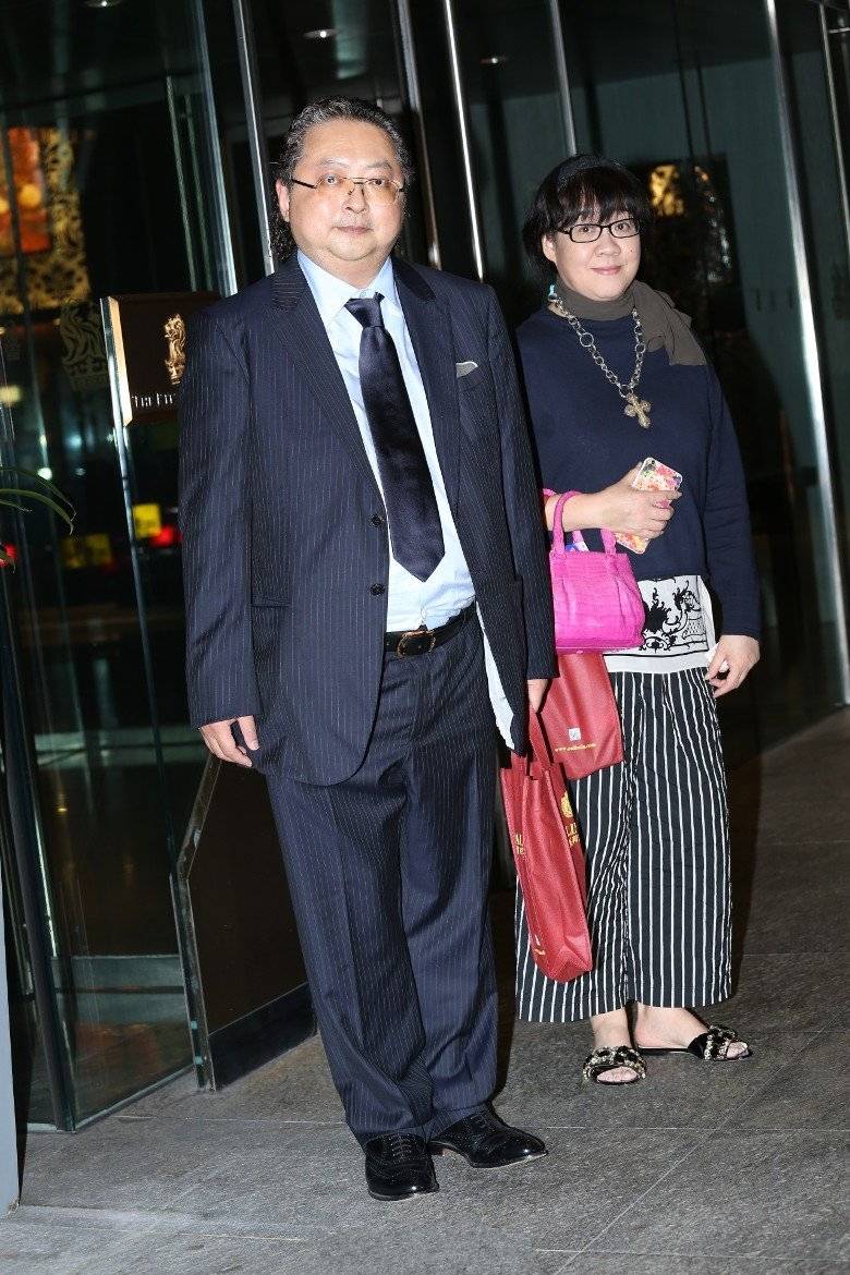 还消瘦了不少,除了曾志伟妻子离世,曾志伟与朱锡珍所生的小儿子曾国