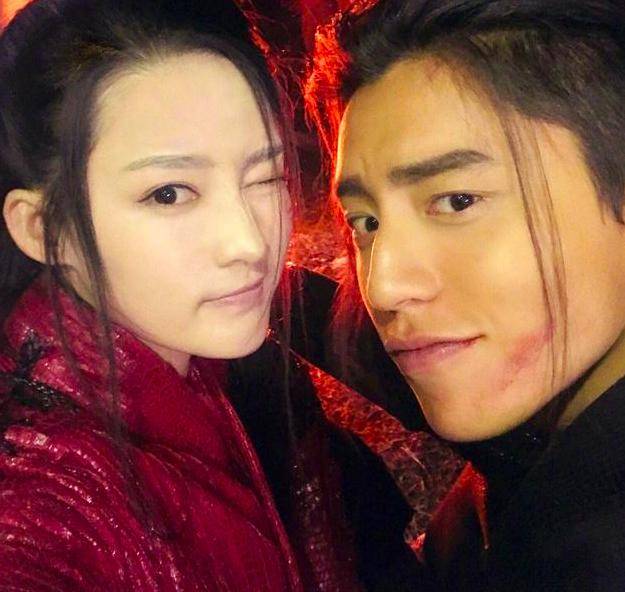 原创抱李沁被指揩油王大陆回应贴脸熊抱节目效果我很无辜