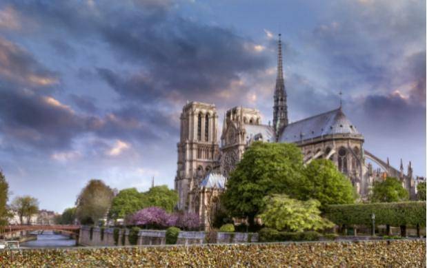 巴黎圣母院曾被塞3吨炸药，计划毁掉整个巴黎，德军上将不忍下手