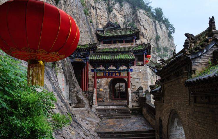 中国会“动”的古建筑，绝壁悬空上百年，靠9条铁链维持平衡！