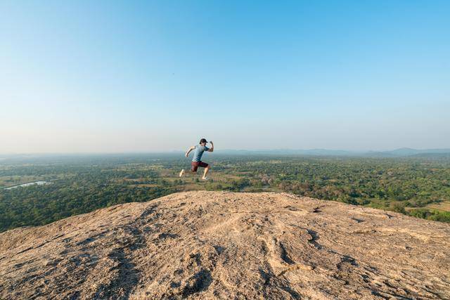 斯里兰卡最奇妙巨石，方圆百里都是平原，能拍出世界尽头的感觉