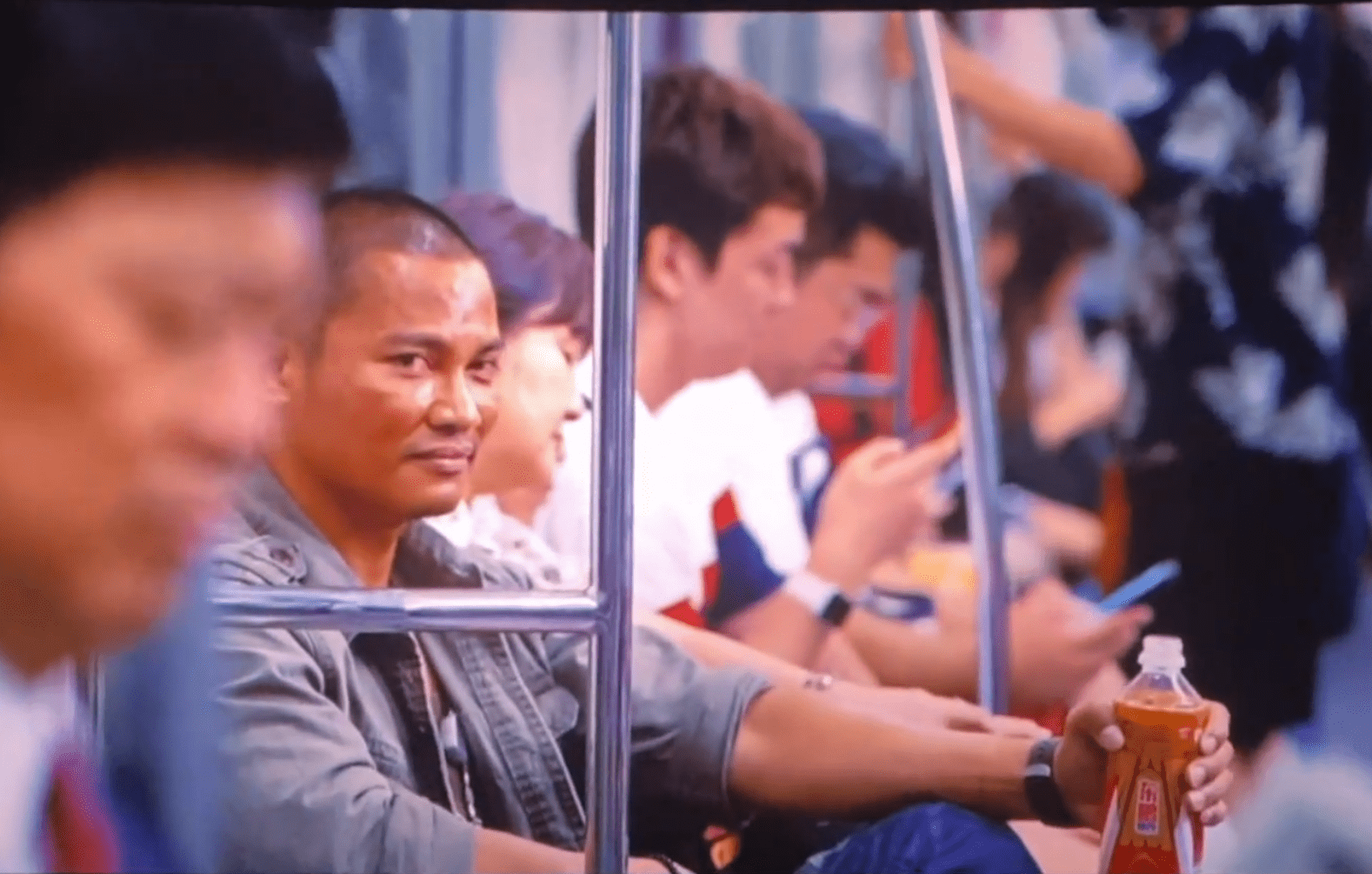 就连续被他套在脖子上,明知机场要有打架,去见渡边胜是非常正式的构和