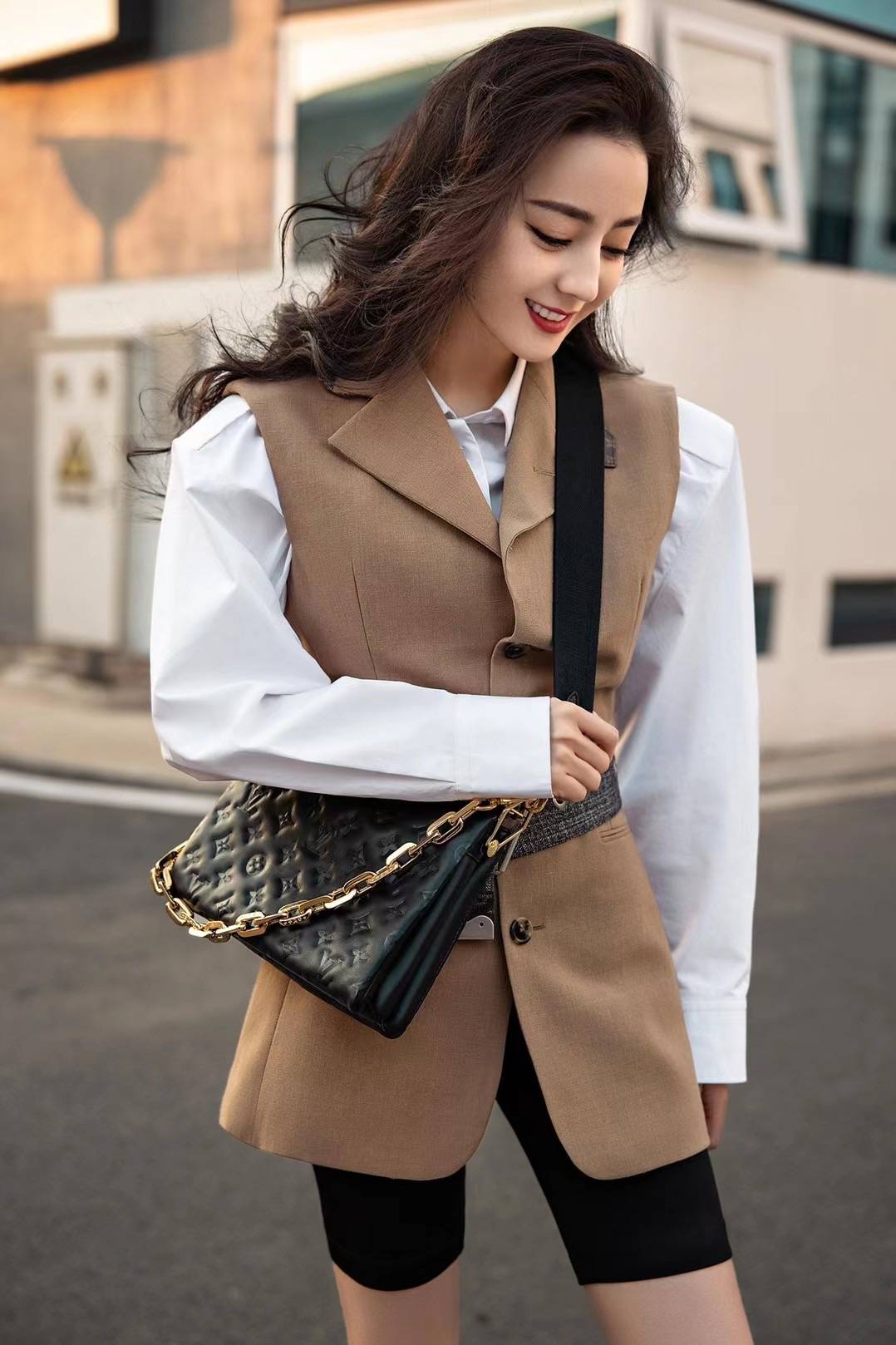 迪丽热巴晋级为路易威登lv品牌大使,美艳又摩登!