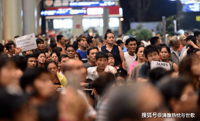 大量越南人聚集中越边境，只为看这一景观，越南人：实名羡慕