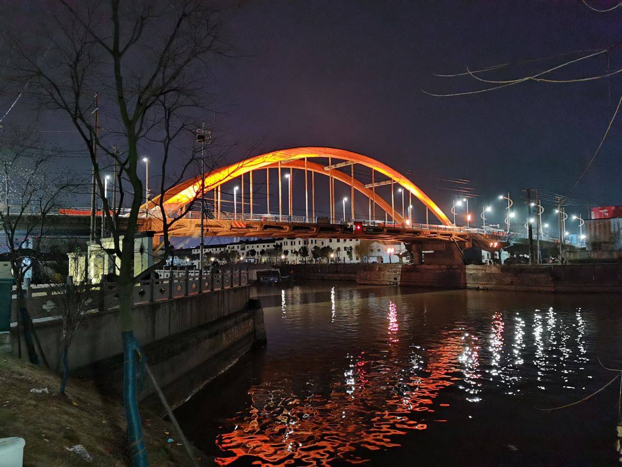 夜幕下的古镇奔牛霓虹闪烁璀璨无比江南风光独好