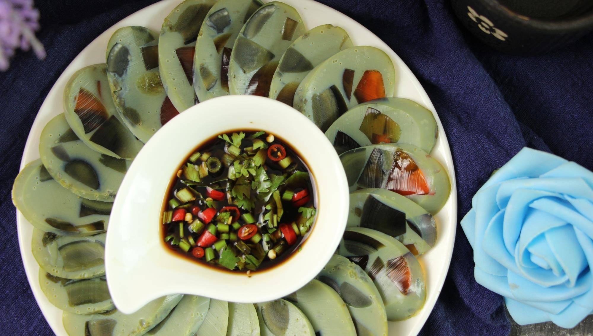 过年教你做松花蛋香肠 鸡蛋和皮蛋的比例掌握好 又香又q弹 口感