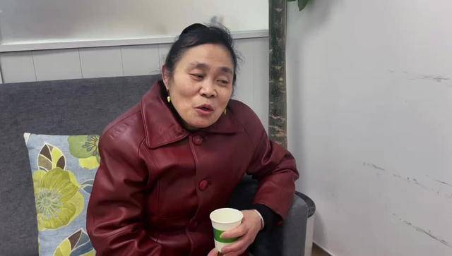 七旬老人签署眼角膜遗体捐献自愿书_阿姨