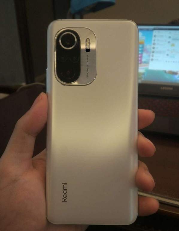 原创redmik40手机正面照公布采用居中挖孔屏